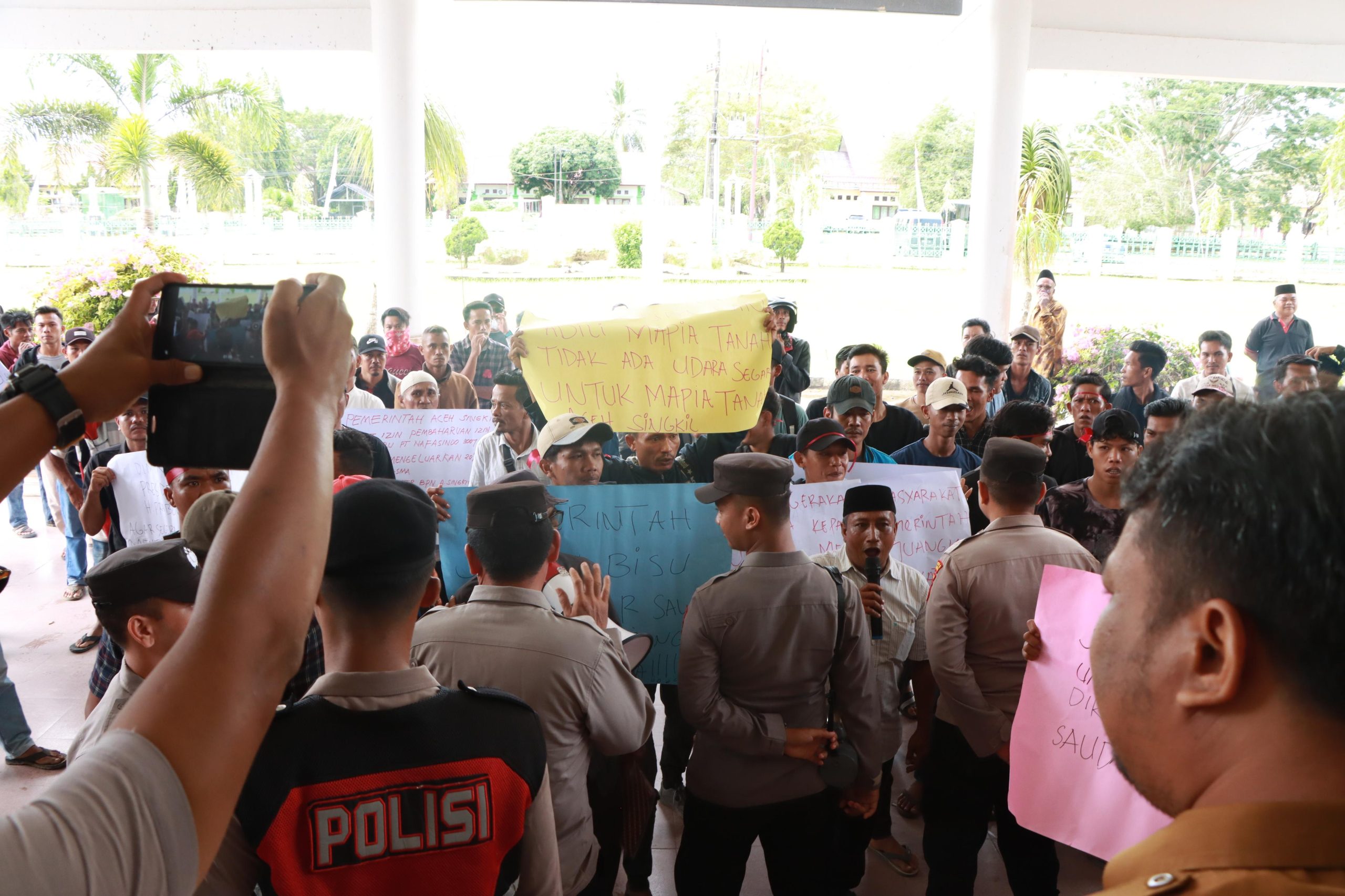 You are currently viewing Polres Aceh Singkil Kerahkan 74 Personel Amankan Unjuk Rasa di DPRK dan Bupati
