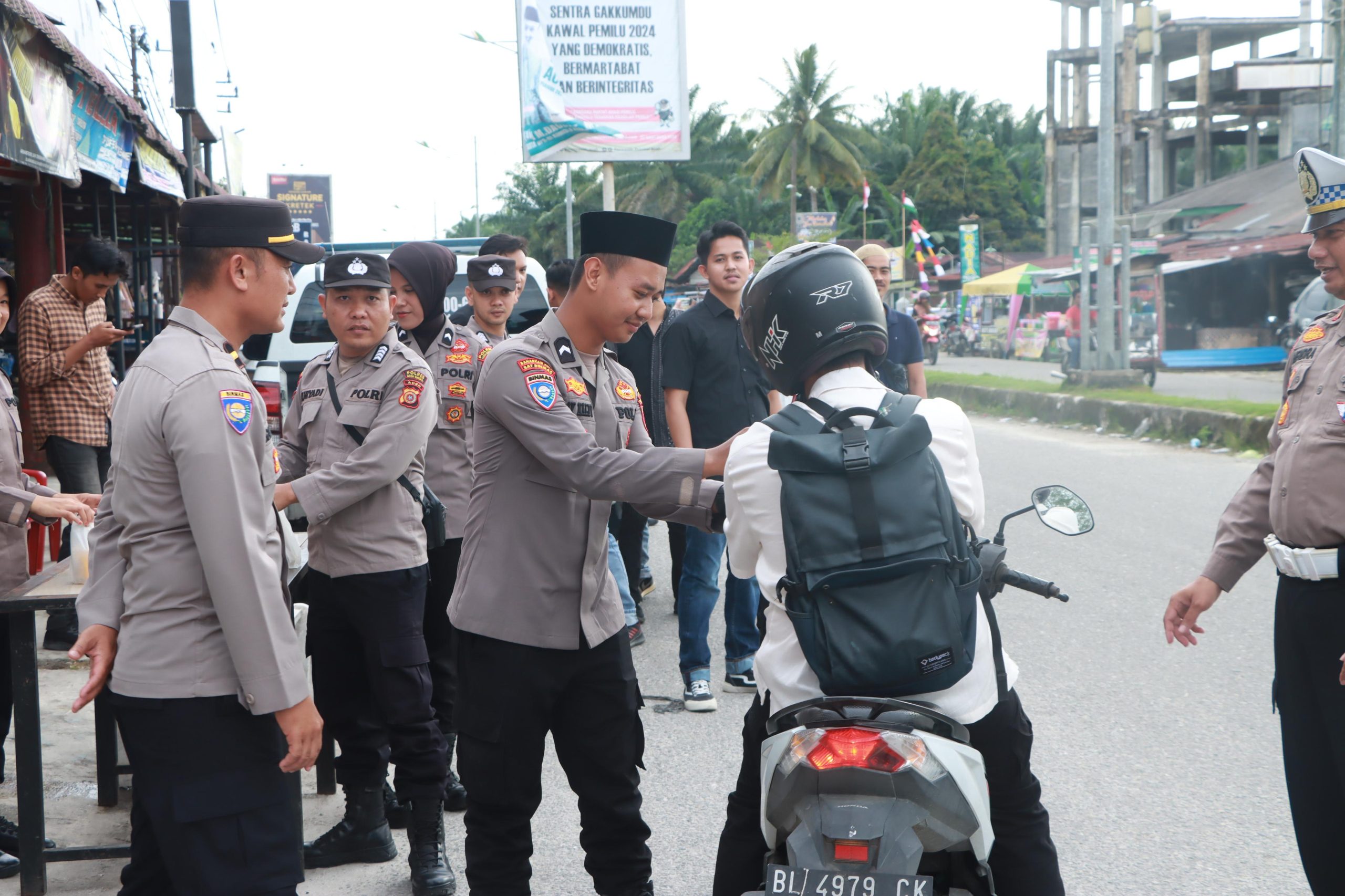 You are currently viewing Polisi di Aceh Singkil Bagi-bagi Takjil ke Warga dan Pengguna Jalan