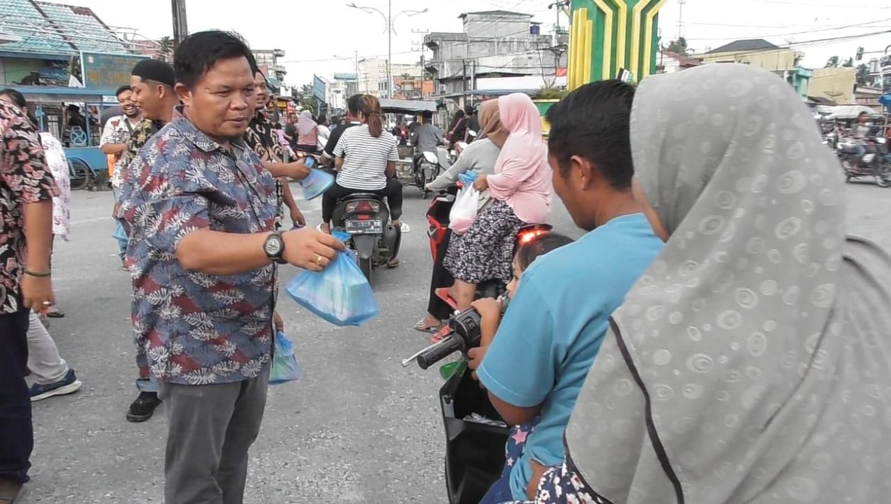 You are currently viewing PT Socfindo Kebun Lae Butar Bagi-bagi Takjil: Bentuk Kepedulian di Bulan Ramadan