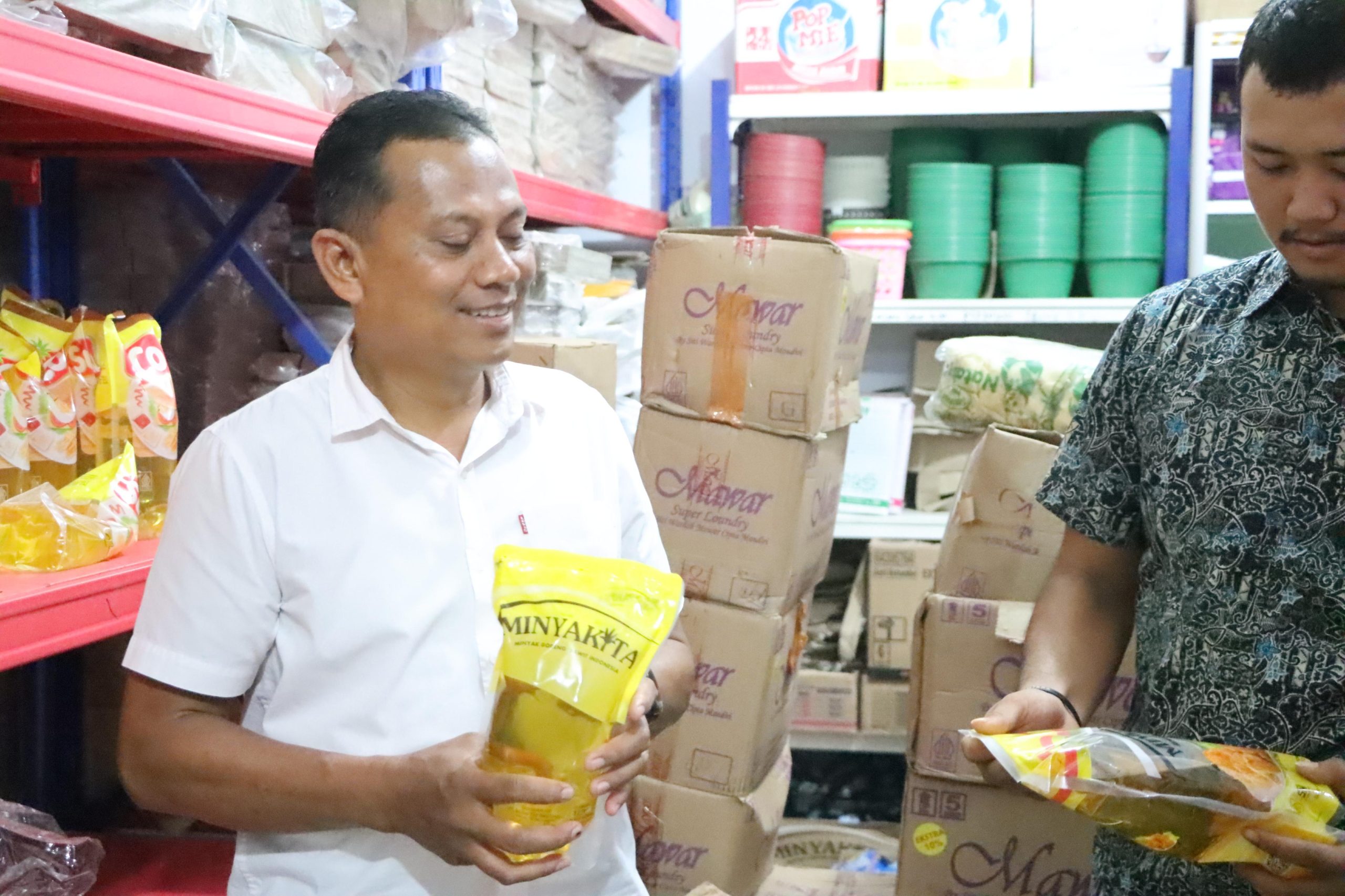 You are currently viewing Polisi Cek Stok MinyaKita di Aceh Singkil