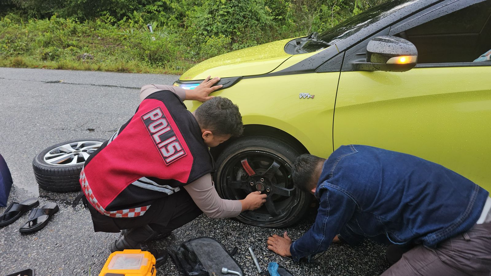 You are currently viewing Polisi Aceh Singkil Bantu Pemudik yang Alami Ban Pecah