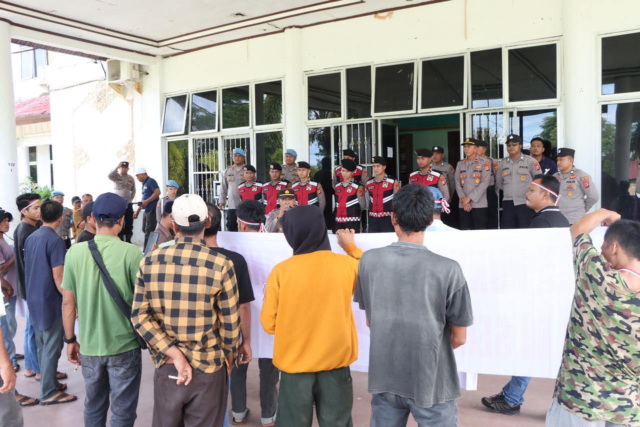 You are currently viewing Kapolres Aceh Singkil Kawal Langsung Unjuk Rasa Warga