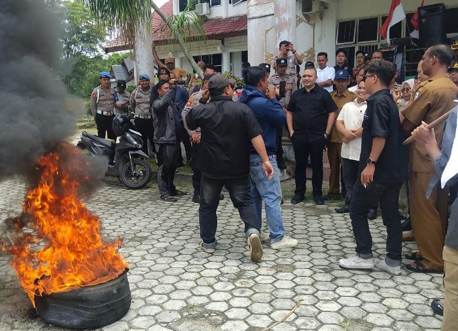 You are currently viewing Mahasiswa Demo DPRK Aceh Singkil Soal Pelanggaran 13 Perusahaan Sawit