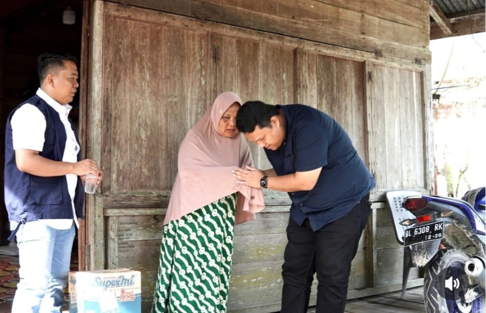 You are currently viewing Ketua PMI Aceh Singkil Santuni Korban Terkaman Buaya