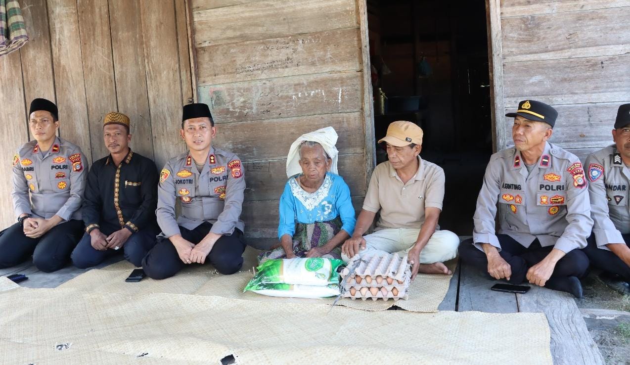 You are currently viewing Kapolres Aceh Singkil Bantu Lansia