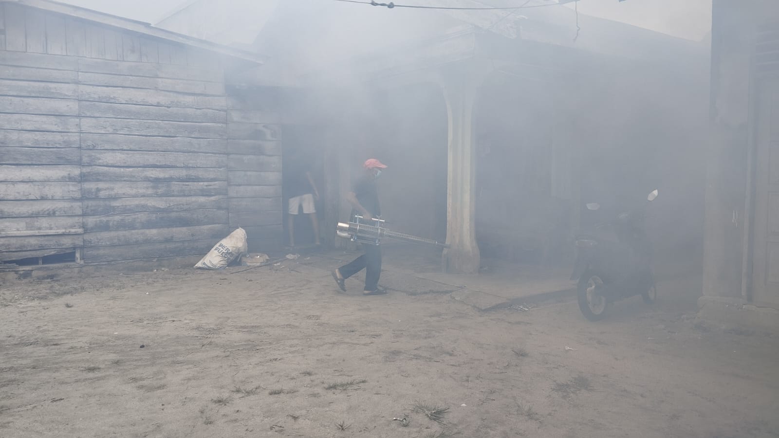 You are currently viewing DBD Meningkat, Dinkes Aceh Singkil Intensifkan Fogging di Pemukiman Warga