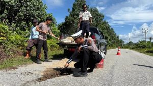 Read more about the article Dishub dan Satlantas Polres Aceh Singkil Tambal Jalan Berlubang