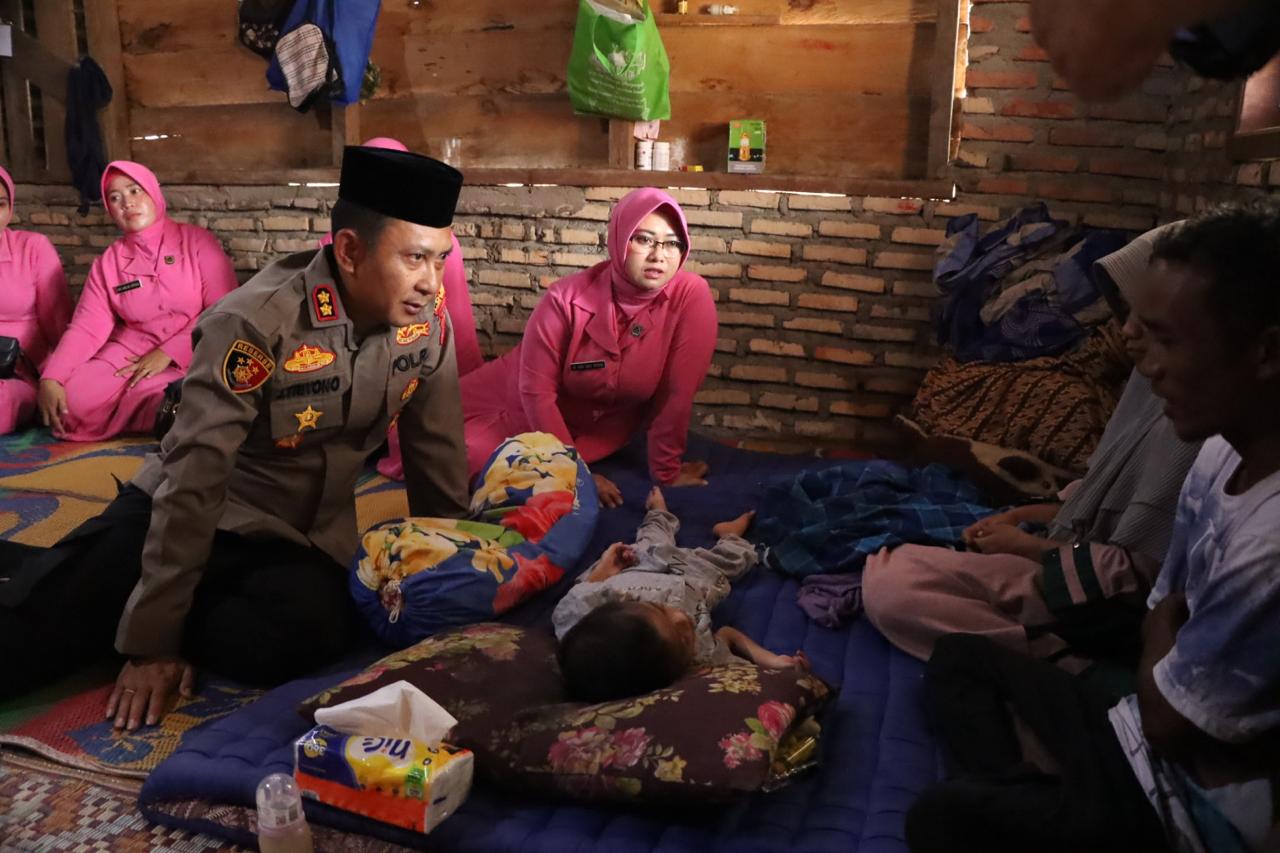You are currently viewing Jumat Berkah Idul Adha, Kapolres Aceh Singkil Kunjungi Anak Penderita Pneumonia