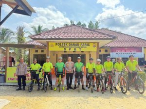 Read more about the article Gowes ke Danau Paris, Kapolres Aceh Singkil Bagi-bagi Sembako di Hari Bhayangkara 79