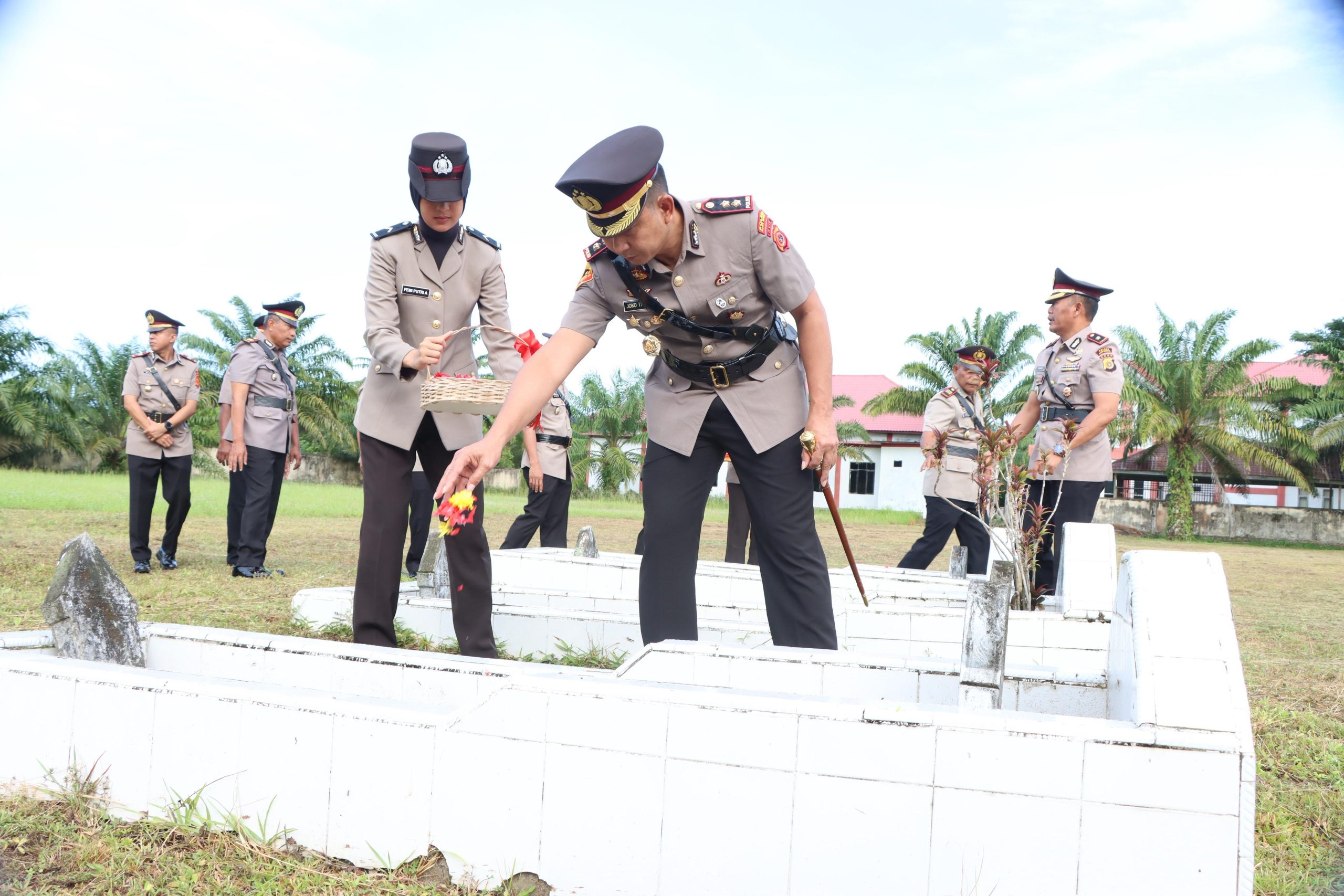 You are currently viewing Sambut HUT Bhayangkara ke-79, Polres Aceh Singkil Ziarah dan Tabur Bunga