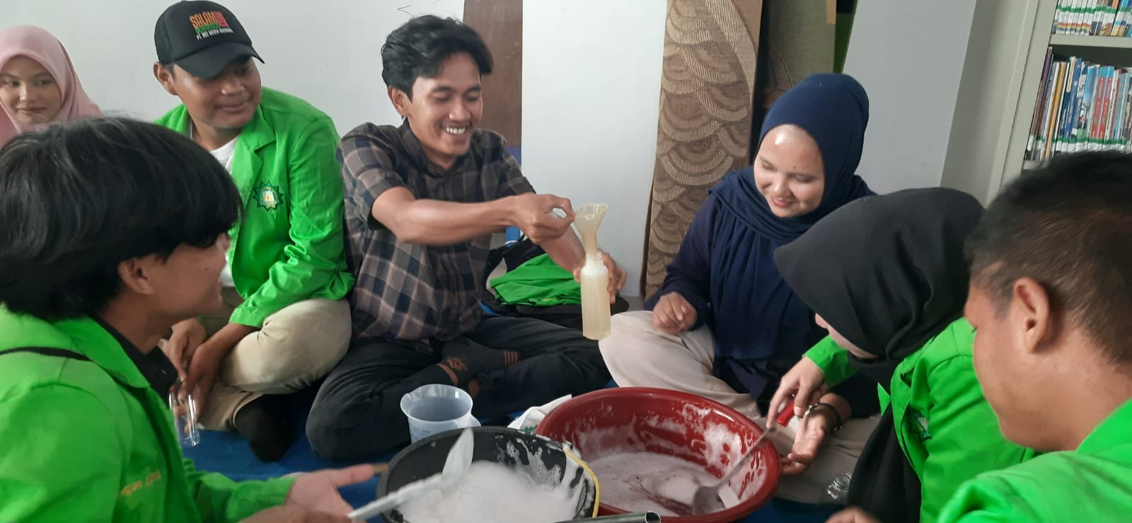 You are currently viewing Dispusip Aceh Singkil Latih Mahasiswa STIP Yashafa Buat Sabun Ramah Lingkungan dari Ekoenzim