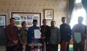 Read more about the article Wabup Aceh Singkil Serahkan SK Plt Kadisdikbud kepada Amran