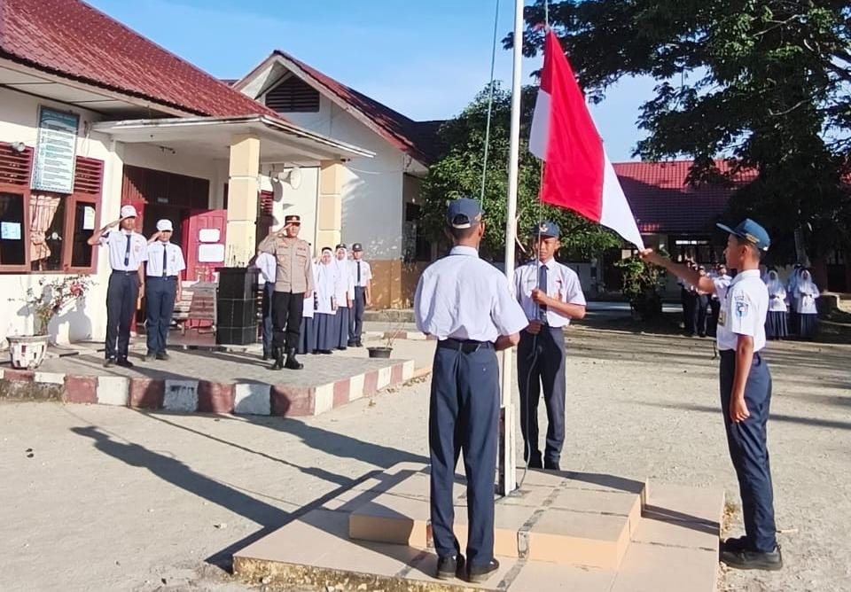 You are currently viewing Polres Aceh Singkil Gelar “Polisi Sawue Sikula”, Perwira Jadi Pembina Upacara di Sekolah