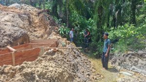 Read more about the article Dandim Aceh Singkil Tinjau Lokasi Pemasangan Jembatan TMMD