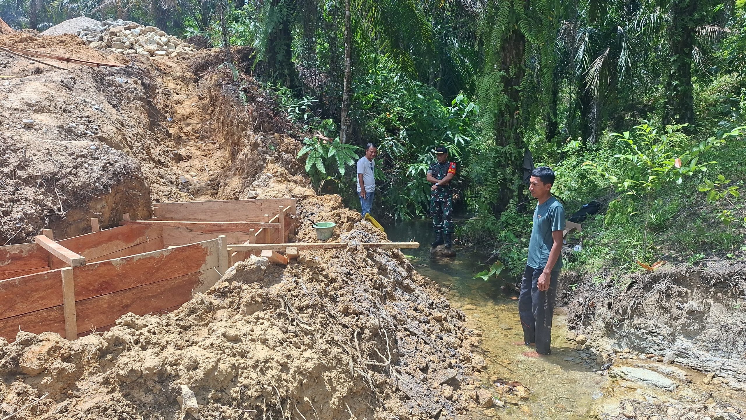 You are currently viewing Dandim Aceh Singkil Tinjau Lokasi Pemasangan Jembatan TMMD