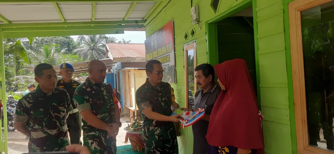 You are currently viewing Tangis Haru Penjaga Sekolah Saat TNI Serahkan Rumah Baru