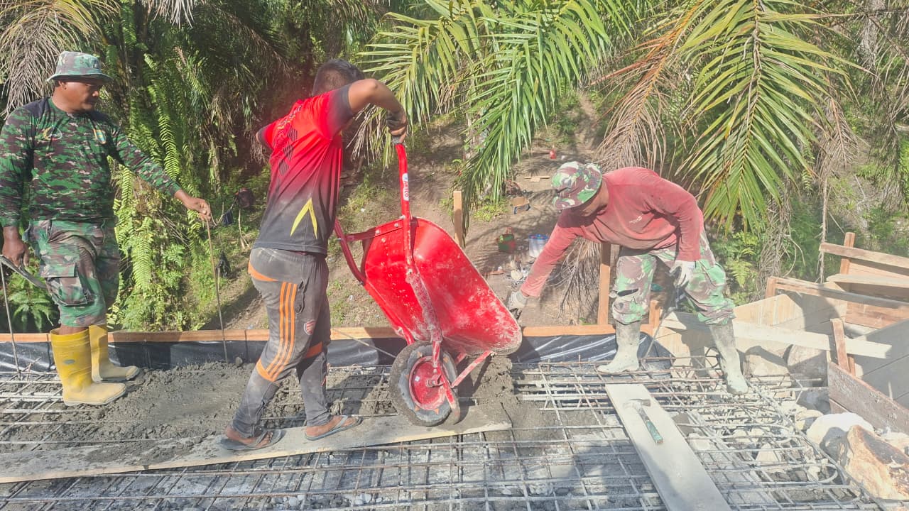 You are currently viewing Bersimbah Peluh, Satgas TMMD Kokohkan Lantai Jembatan untuk Rakyat