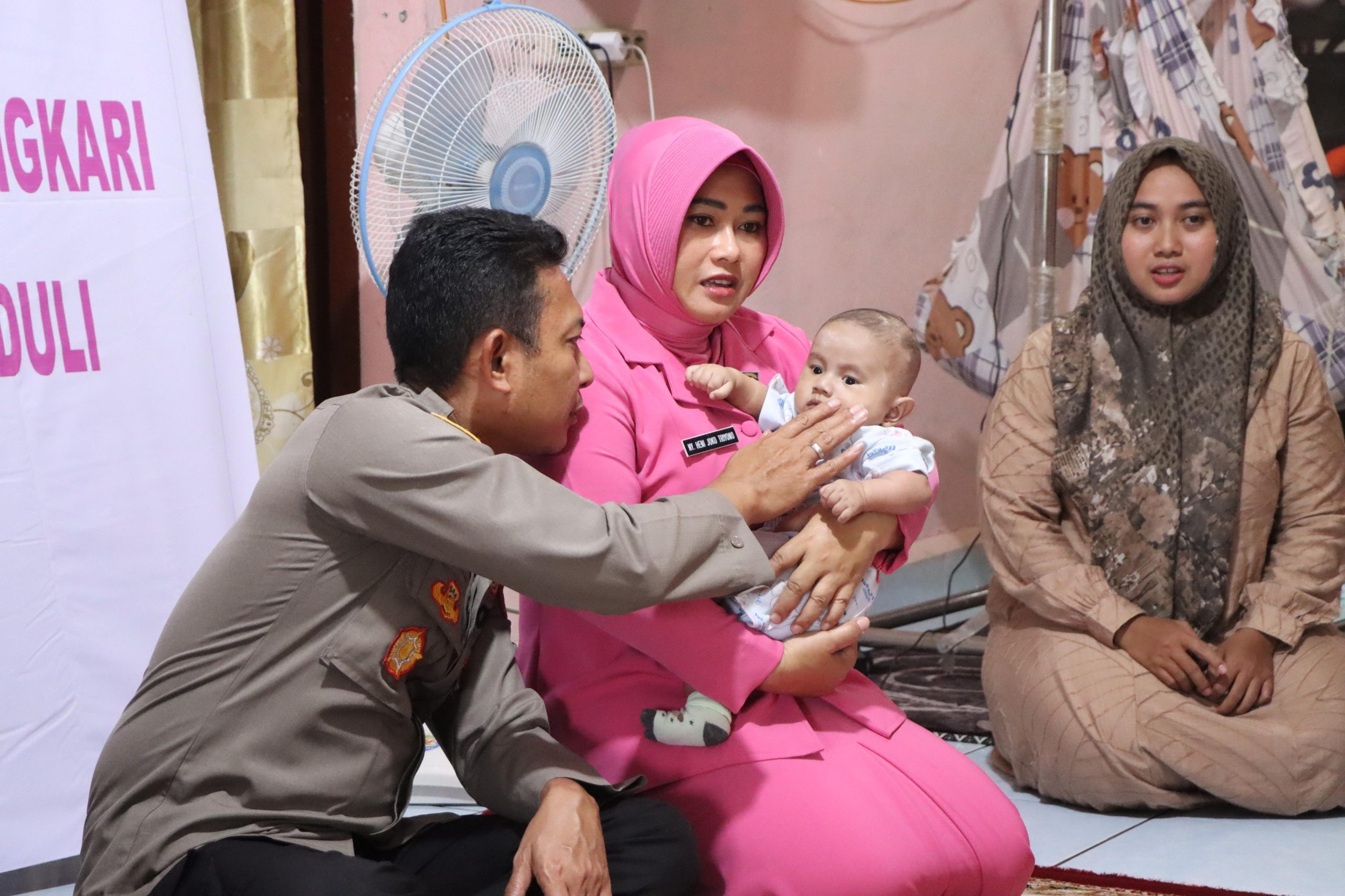You are currently viewing Kapolres Aceh Singkil Jenguk Anak Anggota yang Derita Penyakit Jantung