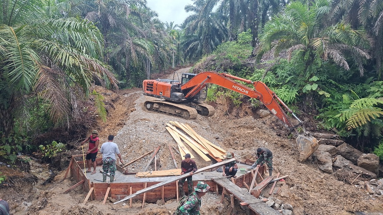 You are currently viewing Satgas TMMD Kodim Aceh Singkil Kerahkan Alat Berat Kebut Pembangunan Jalan