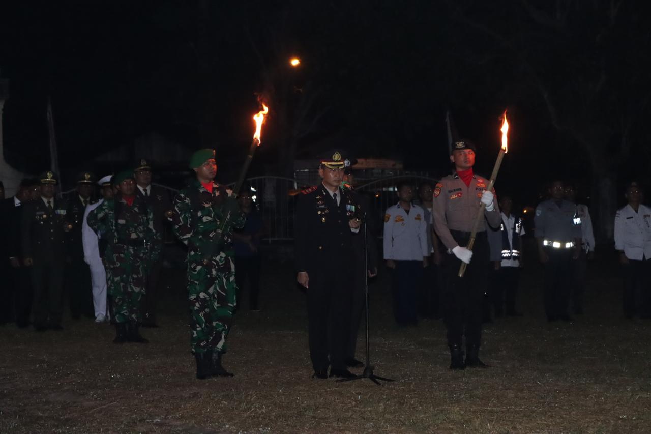 You are currently viewing Kapolres Aceh Singkil Pimpin Apel Kehormatan dan Renungan Suci di TMP