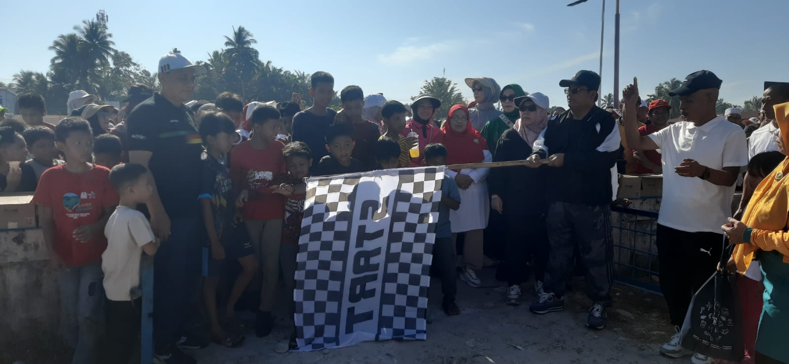 You are currently viewing Bupati Aceh Singkil Ikuti Senam Sehat dan Jalan Santai Meriahkan HUT ke-80 RI