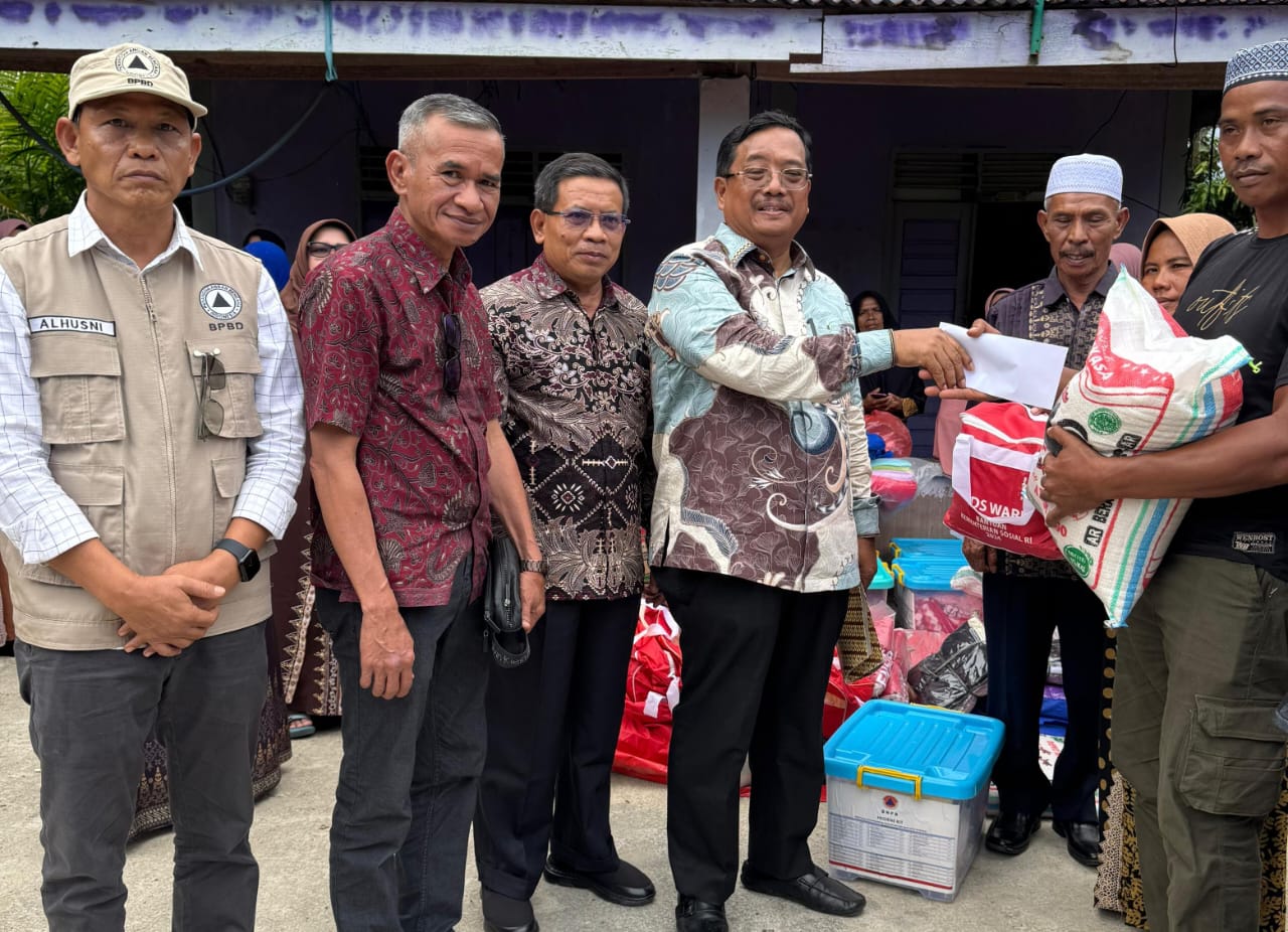 You are currently viewing Pemkab Aceh Singkil Serahkan Bantuan Masa Panik Korban Kebakaran