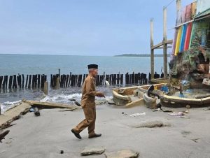 Read more about the article Abrasi Pulo Sarok Rusak Warkop, Wabup Aceh Singkil Tinjau Lokasi