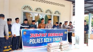 Read more about the article Kapolres Aceh Singkil Sumbang 30 Sak Semen untuk Pembangunan Masjid At-Taqwa