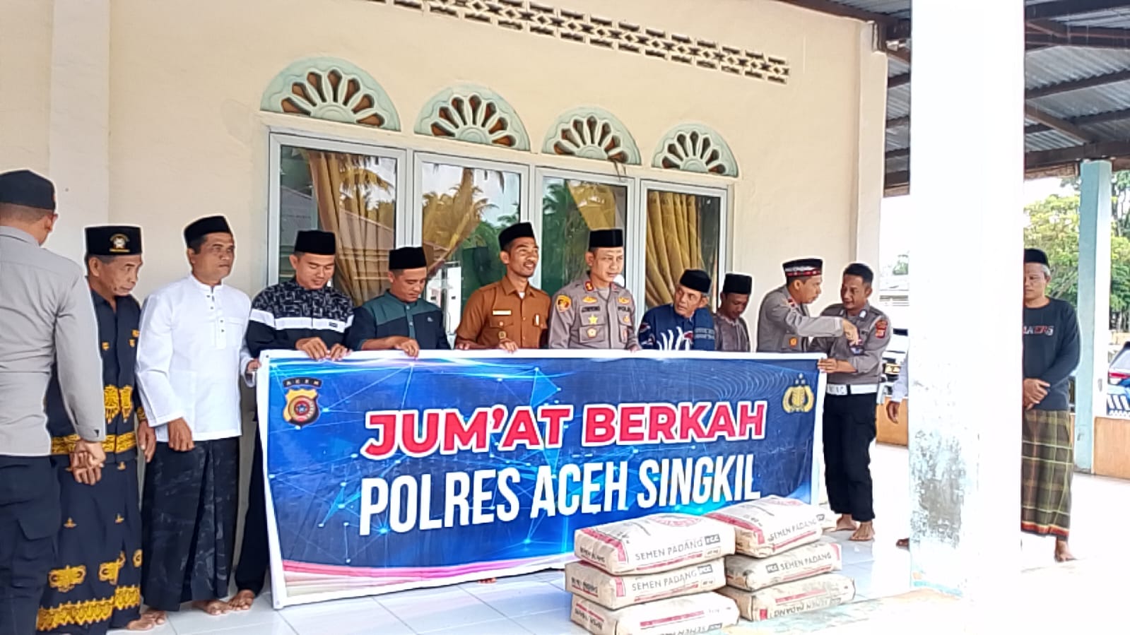 You are currently viewing Kapolres Aceh Singkil Sumbang 30 Sak Semen untuk Pembangunan Masjid At-Taqwa