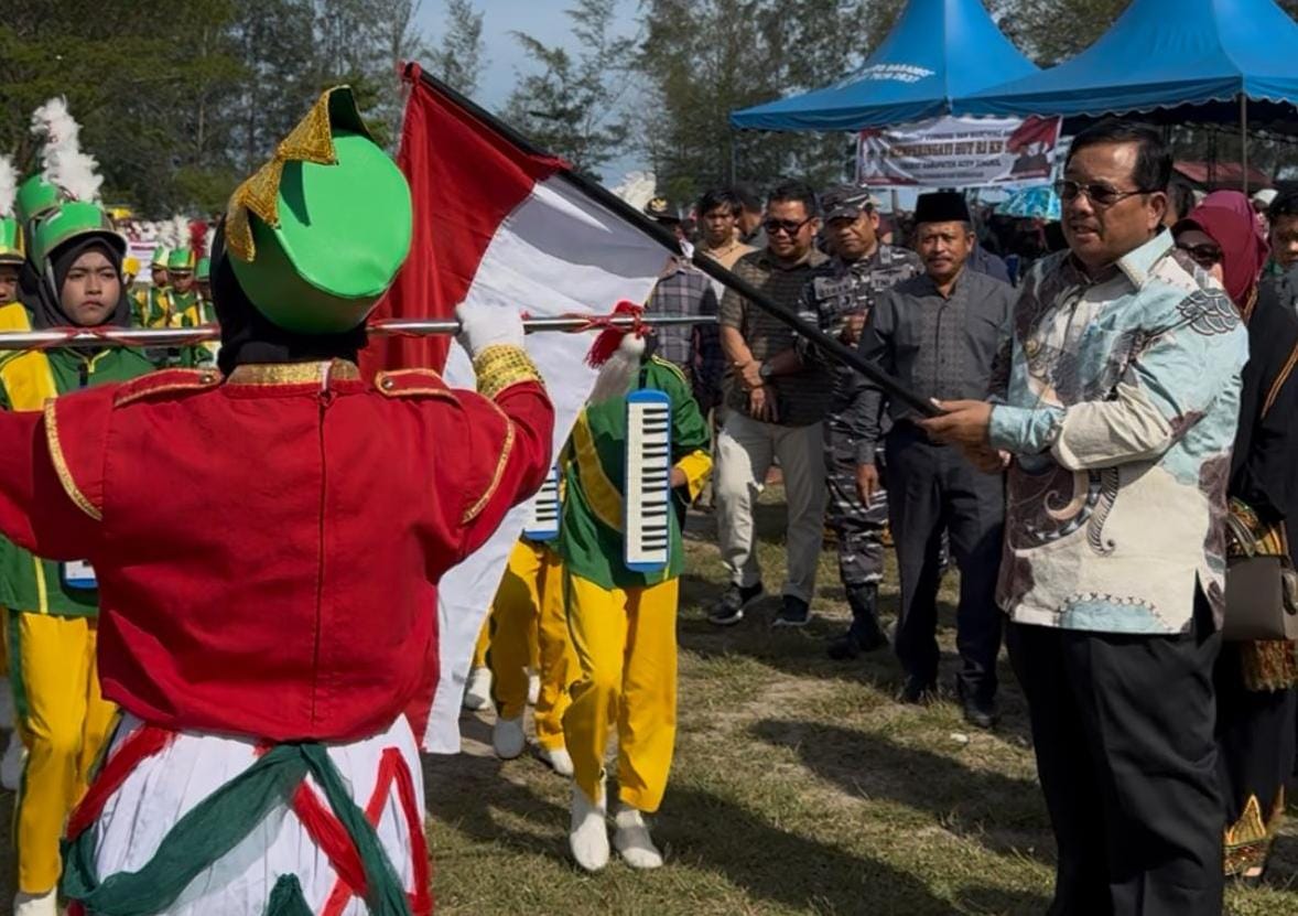 You are currently viewing Bupati Aceh Singkil Buka Karnaval HUT RI ke-80 di Alun-Alun Pulo Sarok