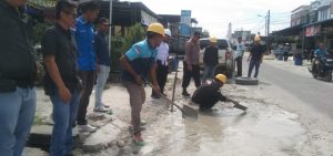 Read more about the article KNPI Aceh Singkil, PT Socfindo dan Polsek Gunung Meriah Gelar Bakti Sosial Tambal Jalan