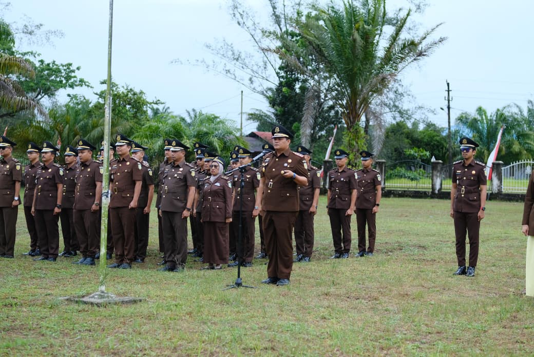You are currently viewing Ziarah ke Makam Pahlawan, Kejari Aceh Singkil Peringati Hari Lahir Kejaksaan ke-80