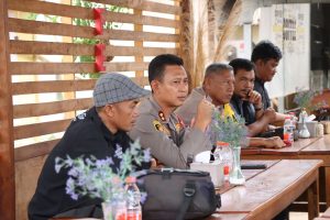 Read more about the article Ngopi Bareng Wartawan, Kapolres Aceh Singkil Dorong Media Jadi Penyampai Informasi Sejuk