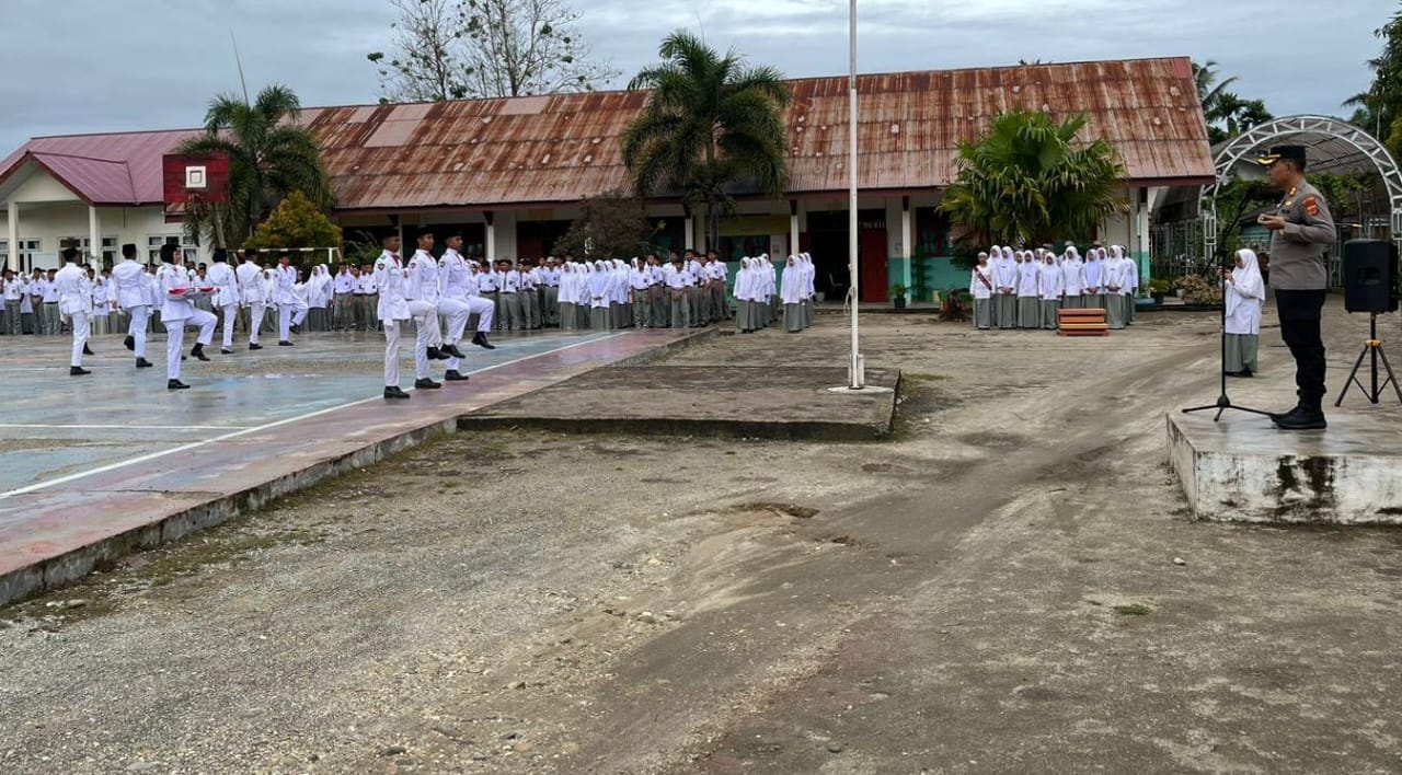 You are currently viewing Jadi Pembina Upacara, Kapolres Aceh Singkil Ajak Pelajar Jauhi Narkoba dan Tertib Berlalu Lintas
