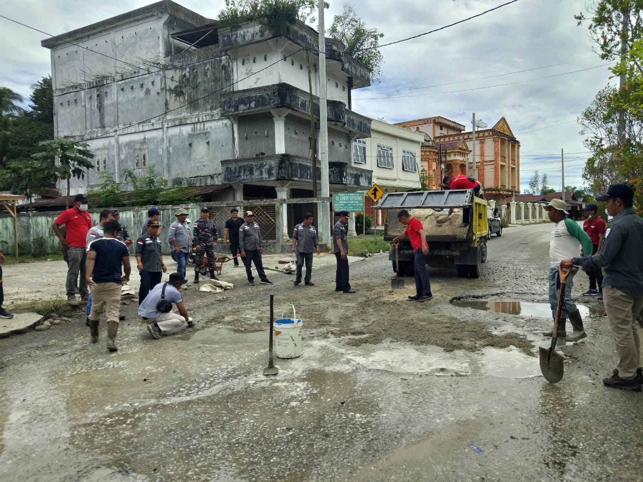 You are currently viewing Dishub Aceh Singkil Tambal Jalan Berlubang di Gunung Meriah