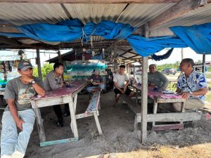 Read more about the article Kapolres Aceh Singkil Sambangi Kedai Kopi, Dengarkan Keluh Kesah Warga