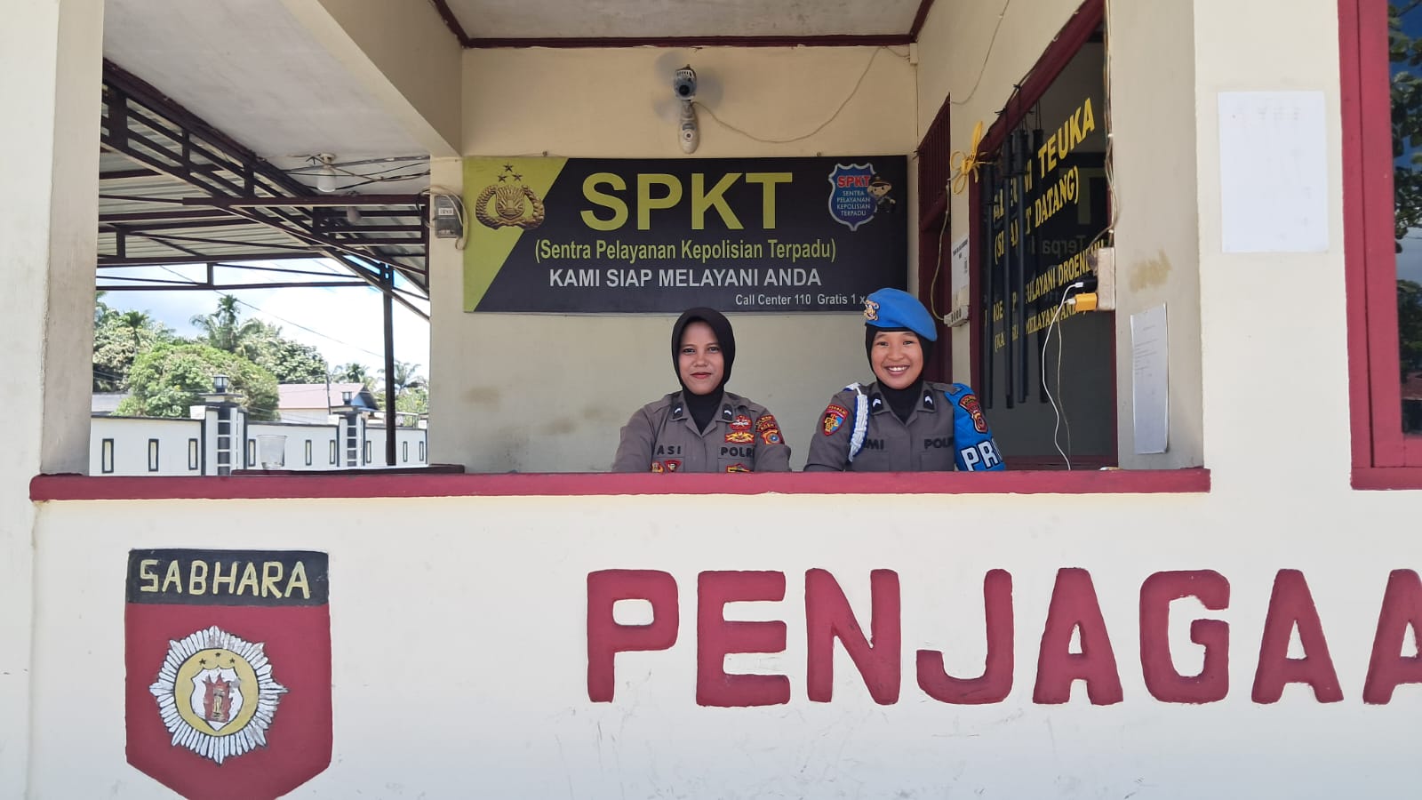 You are currently viewing Polwan Polres Aceh Singkil Jaga Keamanan Mako saat Shalat Jumat