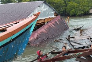 Read more about the article Angin Kencang Hempaskan Rumah Warga Ujung Sialit