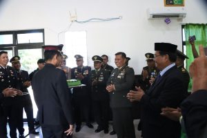 Read more about the article Kapolres Aceh Singkil Beri Kejutan di HUT ke-80 TNI, Simbol Eratnya Sinergi TNI-Polri
