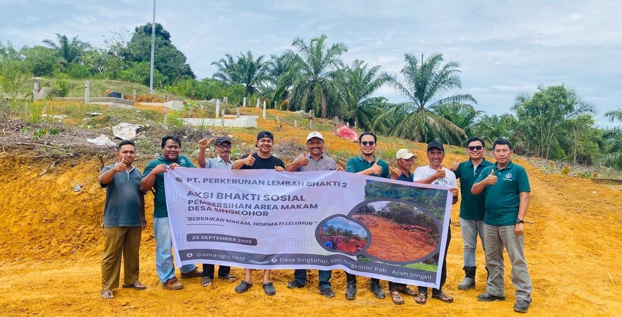 You are currently viewing CSR PT PLB 2: Aksi Bhakti Sosial Bersihkan Area Makam di Desa Singkohor