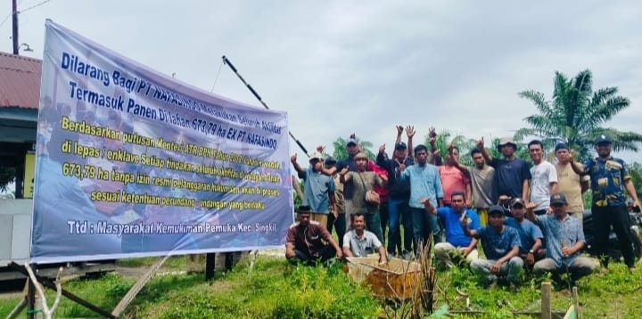You are currently viewing Warga Pemuka Pasang Baliho Larang PT Nafasindo Panen di Lahan Enklave