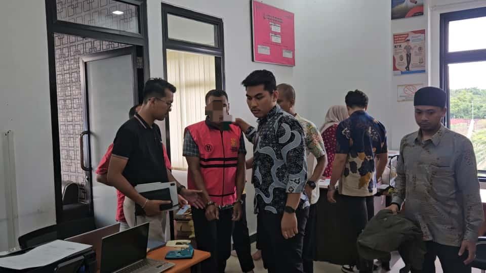 You are currently viewing Kejari Aceh Singkil Tahan Eks PJ Kades Siompin Diduga Korupsi Dana Desa Rp743 Juta