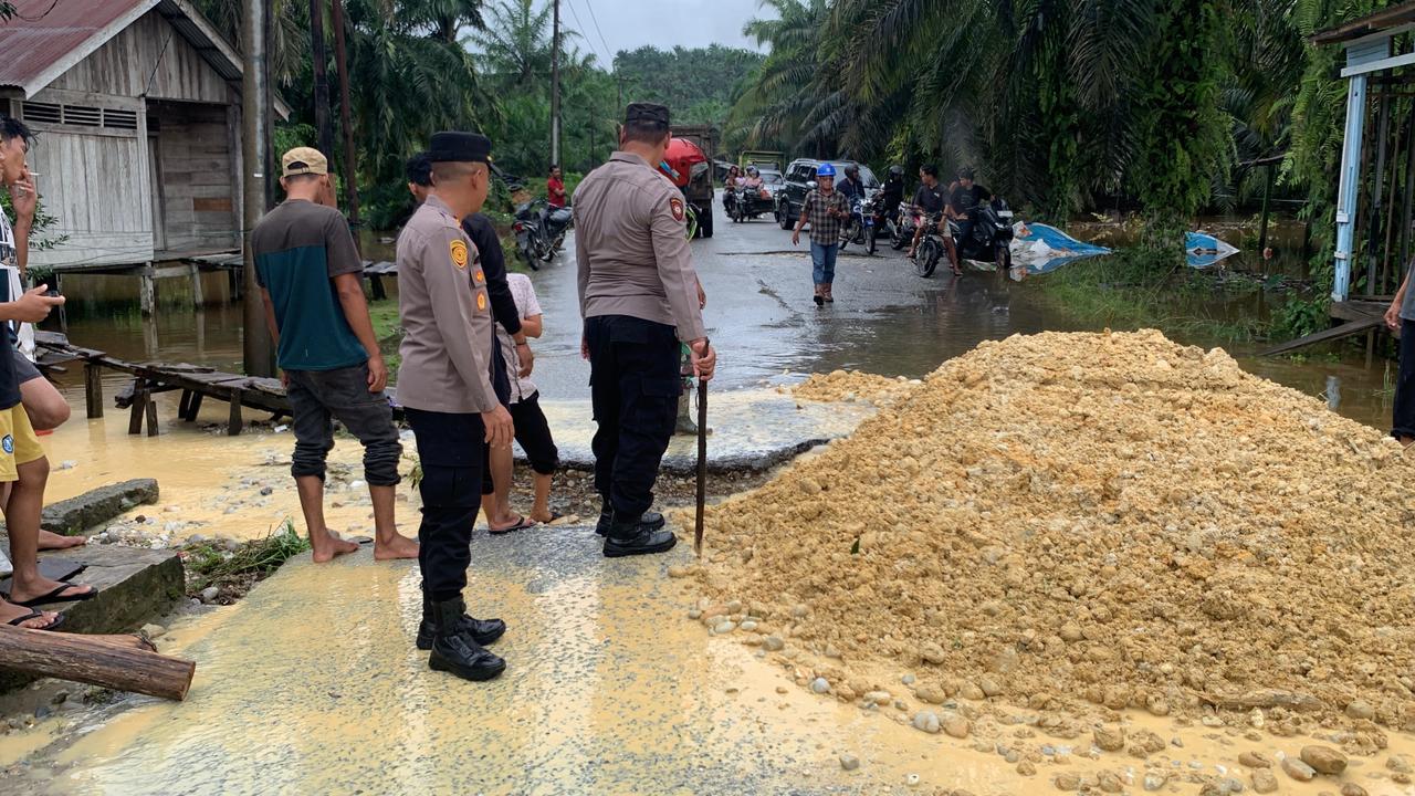 You are currently viewing Jalan Antar Kecamatan di Aceh Singkil Putus, Polisi dan Warga Lakukan Penimbunan