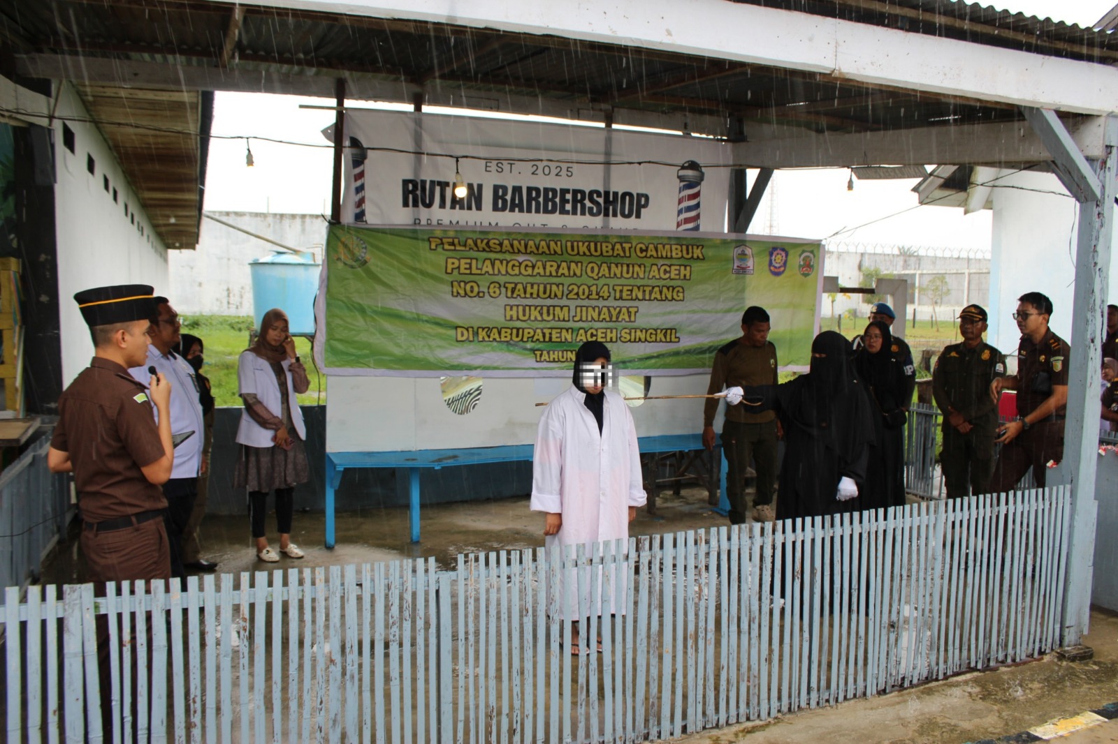 You are currently viewing Kejari Aceh Singkil Eksekusi Cambuk 6 Warga Karena Judi dan Ikhtilath