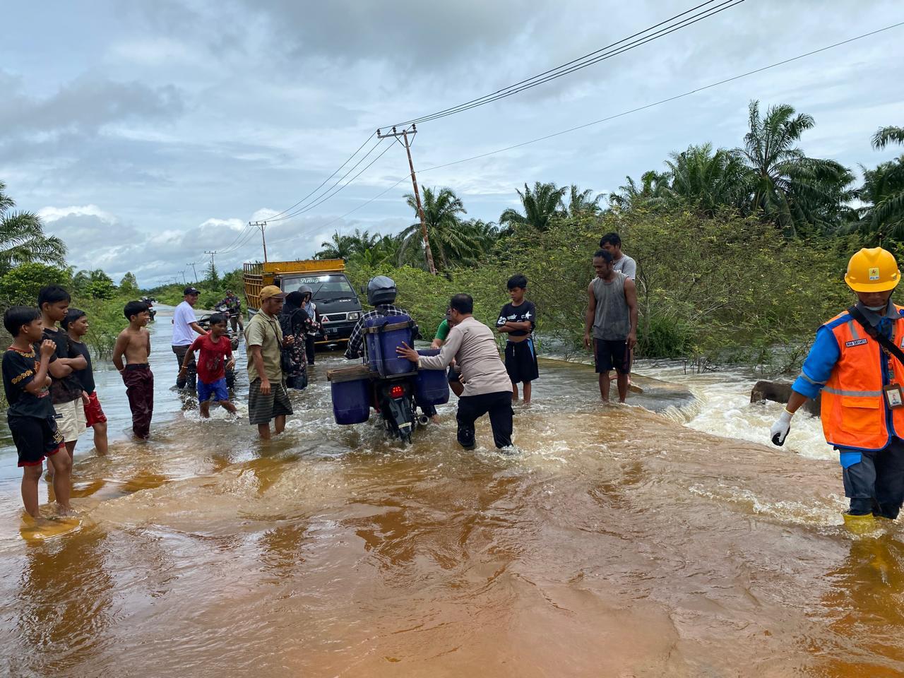 You are currently viewing Banjir dan Longsor Landa Aceh Singkil, 2.591 Jiwa Terdampak dan Akses Jalan Terputus