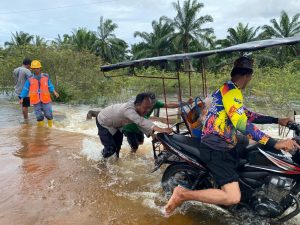 Read more about the article Polsek Singkil Bantu Warga Lintasi Jalan Putus akibat Hujan Deras