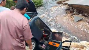 2 Jembatan Putus dan Mobil Terperosok Akibat Banjir di Aceh Singkil