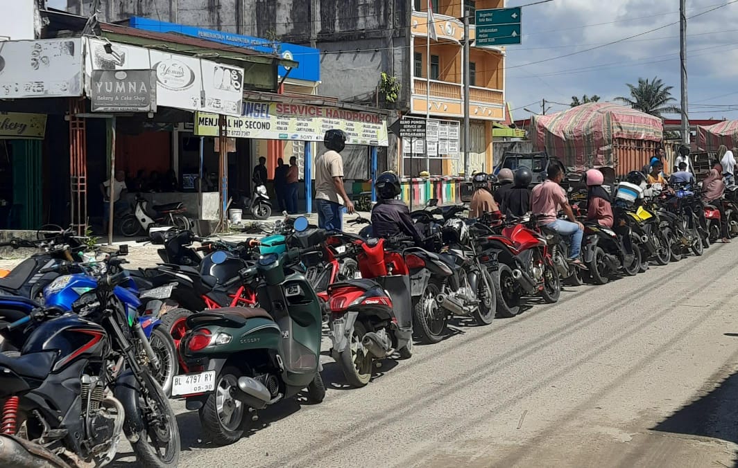 You are currently viewing Antrean BBM Mengular di SPBU Aceh Singkil