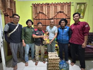 Read more about the article Anggota DPRK dan Radio Xtra FM Kirim Bantuan ke Kuala Baru Lewat Sungai Habitat Buaya