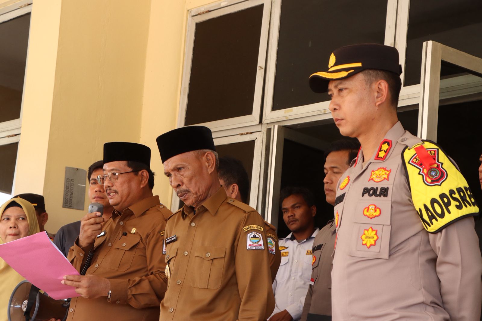 You are currently viewing Polres Aceh Singkil Kawal Demo BEM-TR di Kantor Bupati